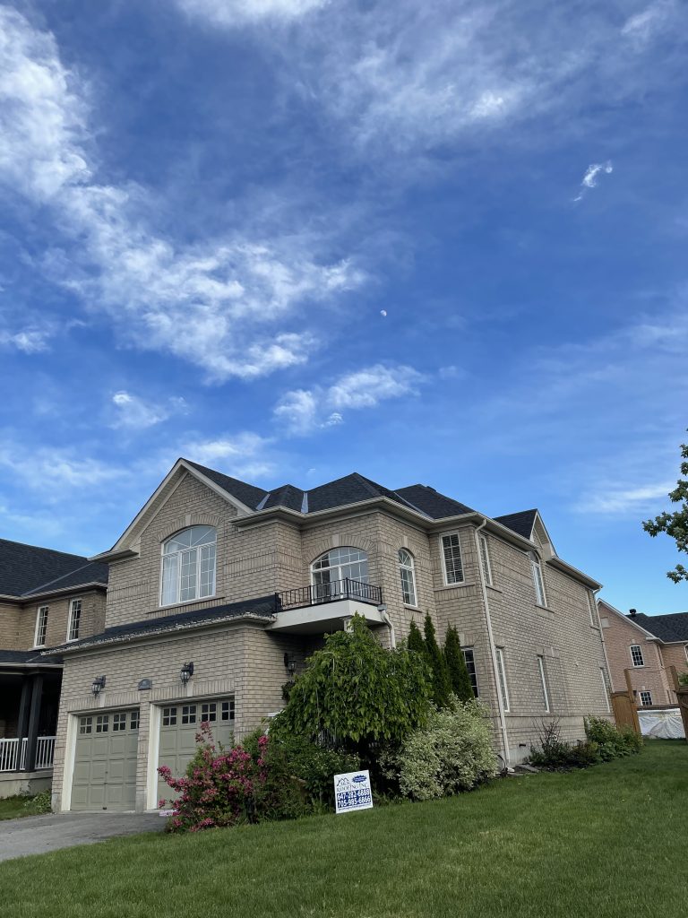 A house with a blue sky and some clouds